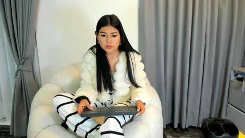 Snapshot of 1bonnie chatting on February 2025 02:05:02 AM Hello soy bonnie online show from February 2025 02:05:02 AM