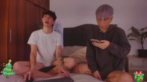 Snapshot of 2gays_1straight chatting on December 2024 10:21:02 PM David and Yoel online show from December 2024 10:21:02 PM