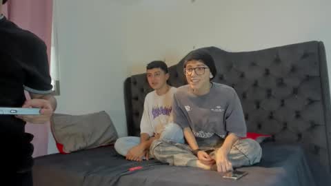 Guy 1  Guy 2  Guy 3. online show from November 2025 08:02:02 PM