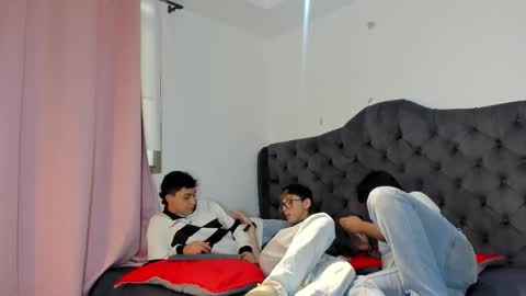 Guy 1  Guy 2  Guy 3. online show from November 2025 08:19:02 PM