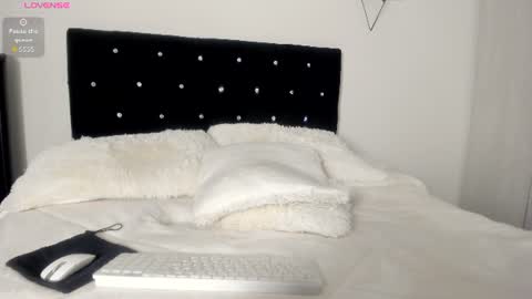 Snapshot of _cereza_ chatting on June 2026 10:12:02 PM Bella online show from June 2026 10:12:02 PM