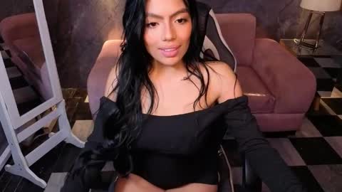 _charlottee_b online show from April 2026 09:09:02 PM