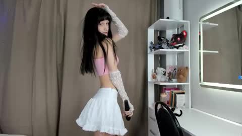 Emilia online show from November 2025 01:22:01 PM