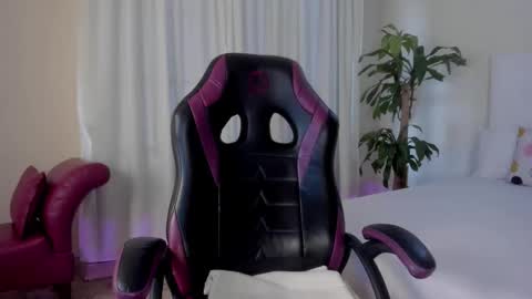 Emma  online show from November 2025 07:03:01 PM