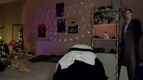 EveEva online show from December 2025 03:48:01 AM