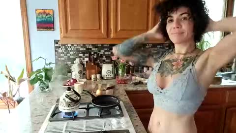 Snapshot of _frankie_rivers chatting on February 2025 07:53:01 PM Frankie Rivers allmylinks  online show from February 2025 07:53:01 PM