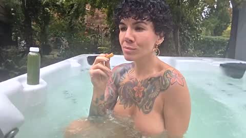 Snapshot of _frankie_rivers chatting on October 2025 06:25:02 PM Frankie Rivers allmylinks  online show from October 2025 06:25:02 PM