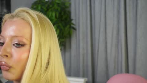 Snapshot of _honeymoney chatting on February 2026 08:13:01 AM Lana online show from February 2026 08:13:01 AM