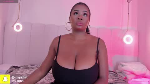Snapshot of _huge_boobs_ebony chatting on October 2025 07:33:01 PM Darlis online show from October 2025 07:33:01 PM