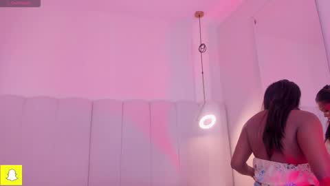 Snapshot of _huge_boobs_ebony chatting on December 2025 07:33:02 PM Darlis online show from December 2025 07:33:02 PM