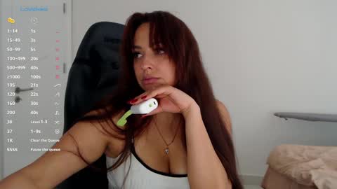 Snapshot of _just_a_queen_3 chatting on May 2026 06:01:01 PM _just_a_queen_3 online show from May 2026 06:01:01 PM