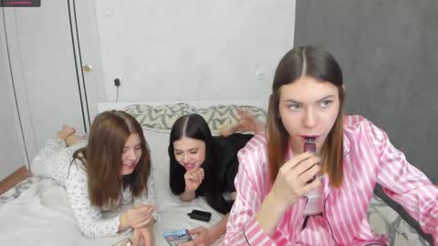 Snapshot of _kirieshka chatting on February 2025 02:32:02 PM Molly   Emily online show from February 2025 02:32:02 PM