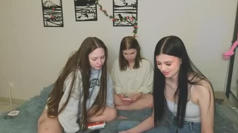 Snapshot of _kirieshka chatting on March 2025 01:40:02 PM Molly   Emily online show from March 2025 01:40:02 PM