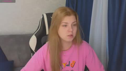 Snapshot of _kirieshka chatting on October 2025 01:21:01 PM Molly   Emily online show from October 2025 01:21:01 PM