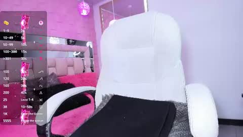 Snapshot of _laaura_ chatting on June 2026 01:37:01 PM Laura online show from June 2026 01:37:01 PM