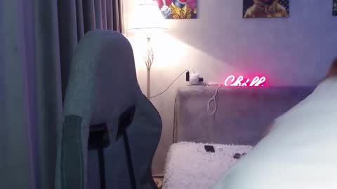 _lalune_ online show from November 2025 03:05:02 PM