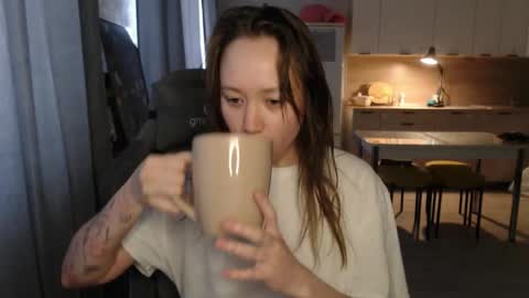 _lalune_ online show from March 2026 07:01:01 AM