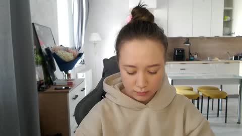 _lalune_ online show from April 2026 05:36:02 AM