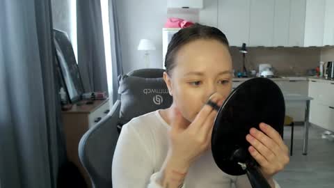 _lalune_ online show from April 2026 10:17:02 AM