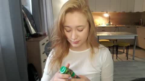 _lalune_ online show from April 2026 10:52:01 AM