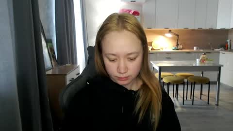 _lalune_ online show from May 2026 04:07:02 AM