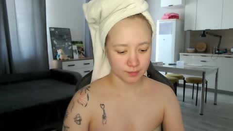 _lalune_ online show from May 2026 07:27:01 AM