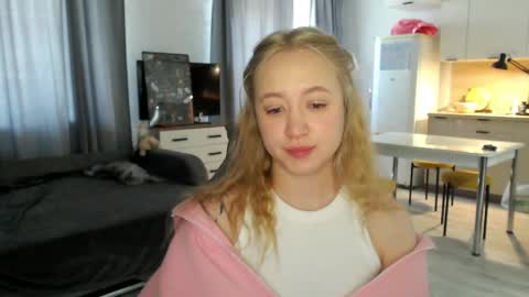 _lalune_ online show from May 2026 04:10:01 AM