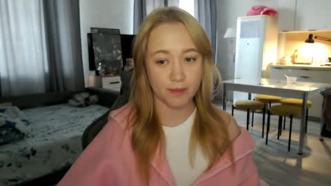 _lalune_ online show from May 2026 10:00:02 AM