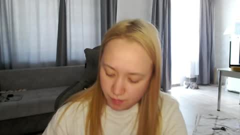 _lalune_ online show from May 2026 08:32:01 AM
