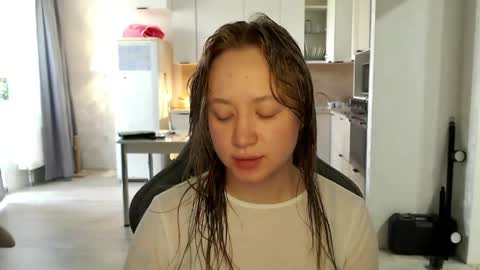 _lalune_ online show from June 2026 10:42:02 AM