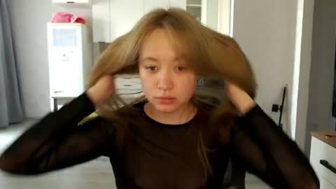 _lalune_ online show from June 2026 09:02:01 AM