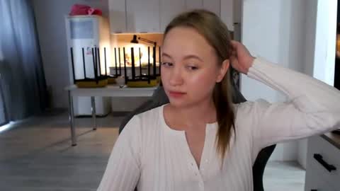 _lalune_ online show from June 2026 12:47:02 PM