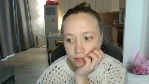 _lalune_ online show from June 2026 04:01:02 PM