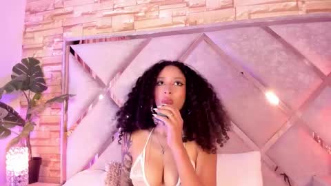 Lanna  online show from November 2025 01:11:01 AM