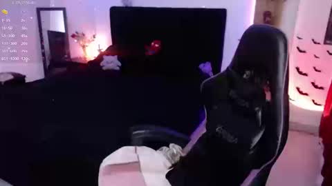 Queen.  Help me reach 100 thumbs up  online show from September 2025 09:39:02 PM