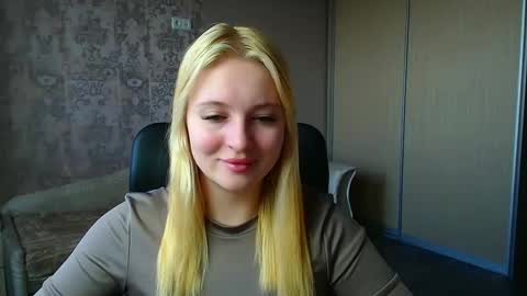 Snapshot of _mila_la_ chatting on March 2026 12:33:01 PM Melanie online show from March 2026 12:33:01 PM
