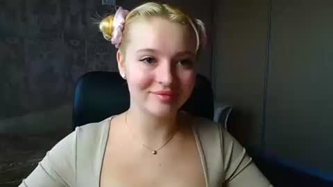 Snapshot of _mila_la_ chatting on March 2026 07:48:02 AM Melanie online show from March 2026 07:48:02 AM