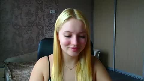 Snapshot of _mila_la_ chatting on March 2026 10:18:02 AM Melanie online show from March 2026 10:18:02 AM