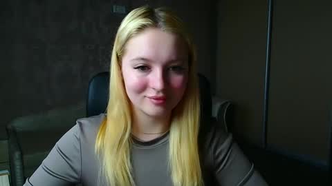 Snapshot of _mila_la_ chatting on April 2026 06:02:02 AM Melanie online show from April 2026 06:02:02 AM