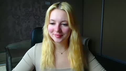 Snapshot of _mila_la_ chatting on April 2026 07:14:01 AM Melanie online show from April 2026 07:14:01 AM
