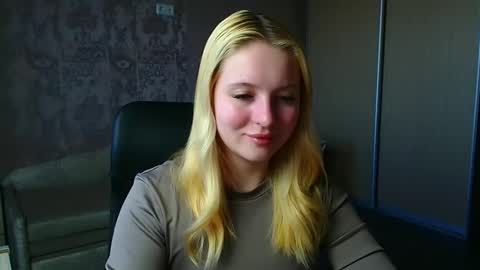 Snapshot of _mila_la_ chatting on April 2026 06:30:02 AM Melanie online show from April 2026 06:30:02 AM