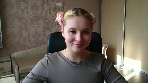 Snapshot of _mila_la_ chatting on May 2026 02:45:01 PM Melanie online show from May 2026 02:45:01 PM
