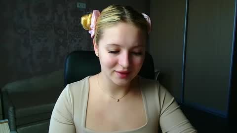 Snapshot of _mila_la_ chatting on May 2026 07:16:02 AM Melanie online show from May 2026 07:16:02 AM