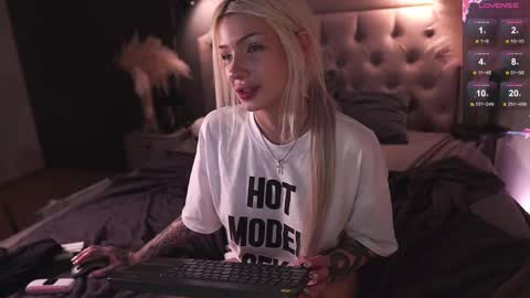 Snapshot of _miumiu_ chatting on February 2025 03:23:02 AM Sasha online show from February 2025 03:23:02 AM