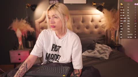 Snapshot of _miumiu_ chatting on March 2025 05:51:01 AM Sasha online show from March 2025 05:51:01 AM