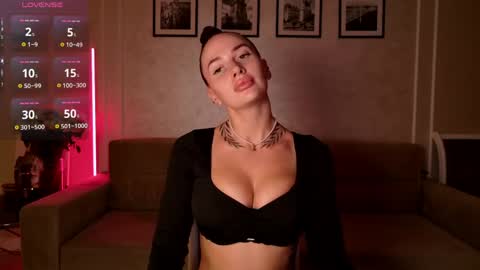Snapshot of _moon_girl_18 chatting on May 2026 04:35:01 PM Nikol online show from May 2026 04:35:01 PM