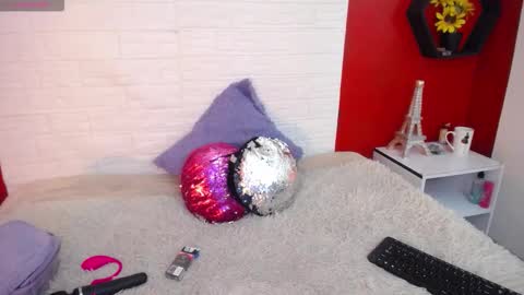 Laura online show from October 2025 06:52:02 PM