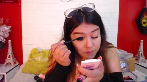 Laura online show from November 2025 05:03:01 PM