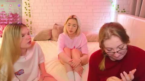 Snapshot of _ramune_ chatting on September 2025 02:22:02 PM Merlizz Eva Jane Mila Nicole left to right online show from September 2025 02:22:02 PM