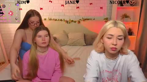 Merlizz Eva Jane Mila Nicole  left to right  online show from April 2026 08:14:01 PM